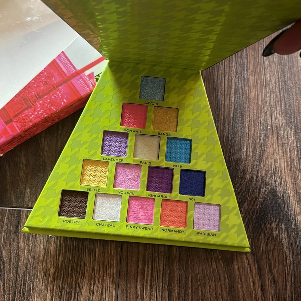 “EMILY IN PARIS” SHAWDOW PALETTE